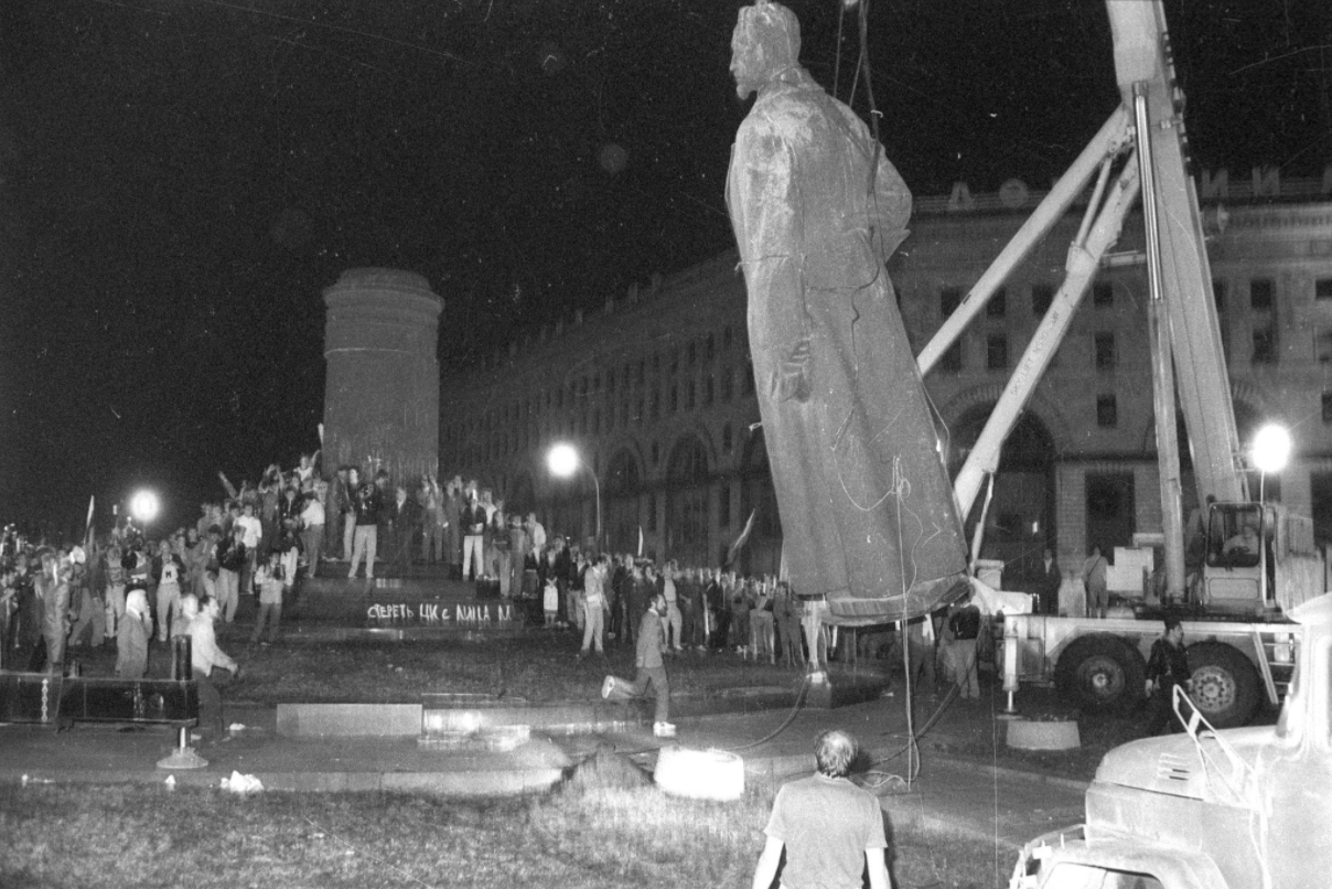 Памятник дзержинскому на лубянке. Памятник Феликсу Дзержинскому 1991. Памятник Дзержинскому на Лубянке снесли. Памятник Дзержинскому на Лубянке 1991. Демонтаж памятника Дзержинскому на Лубянке.